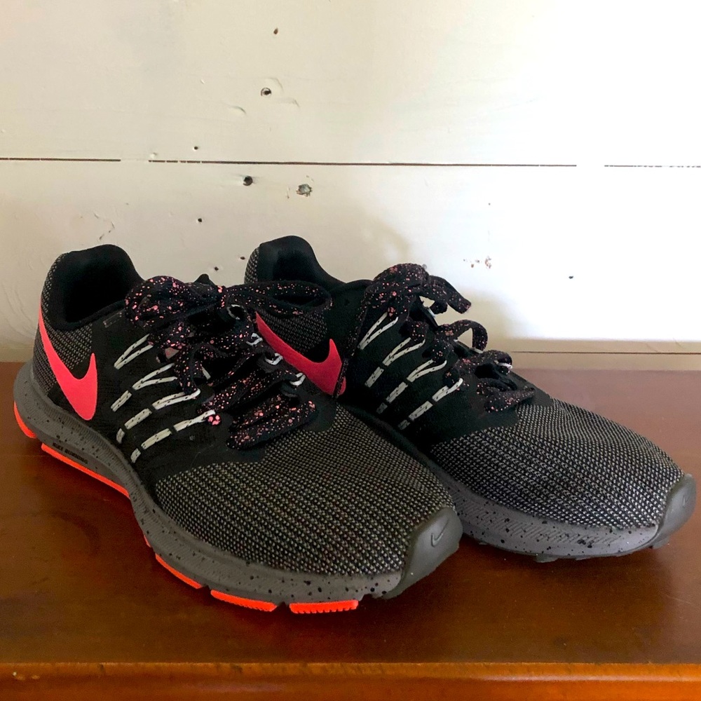 Nike Run Swift Tennis Shoes